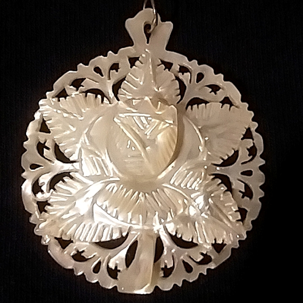 Mother OF PEARL NECKLACE.